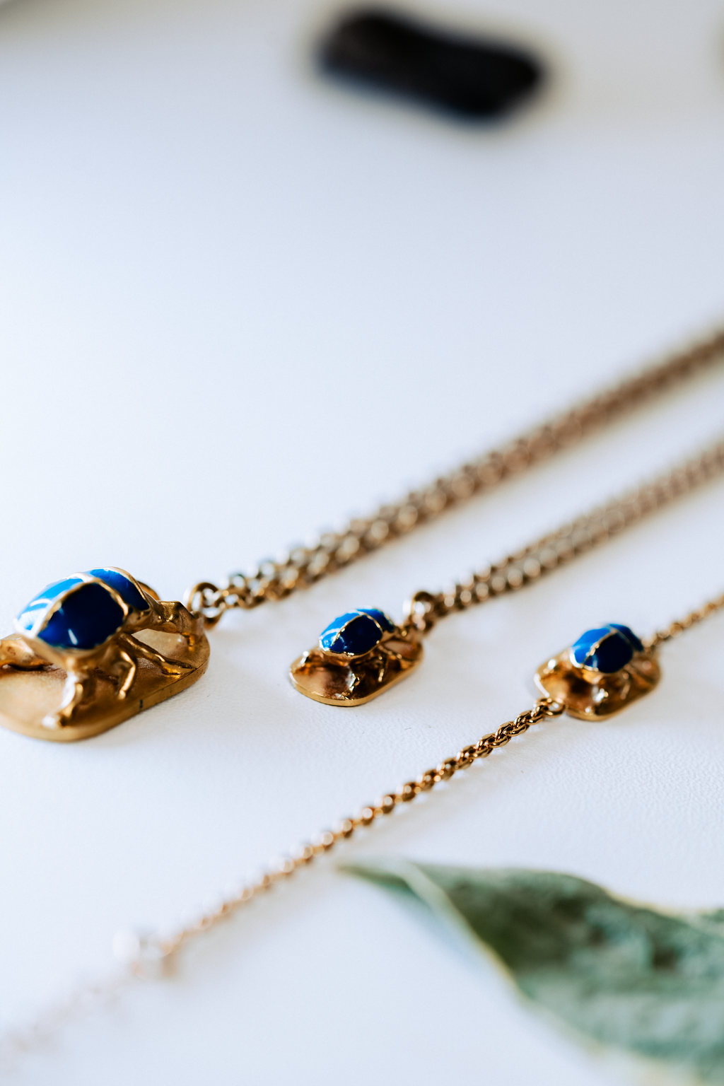 Collier scarabée bleu cobalt