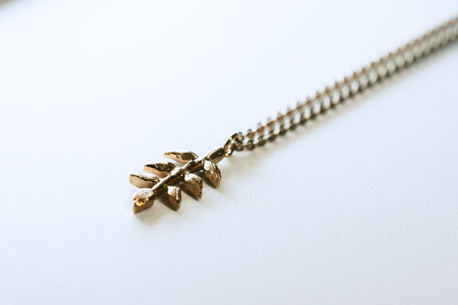 Collier court feuille